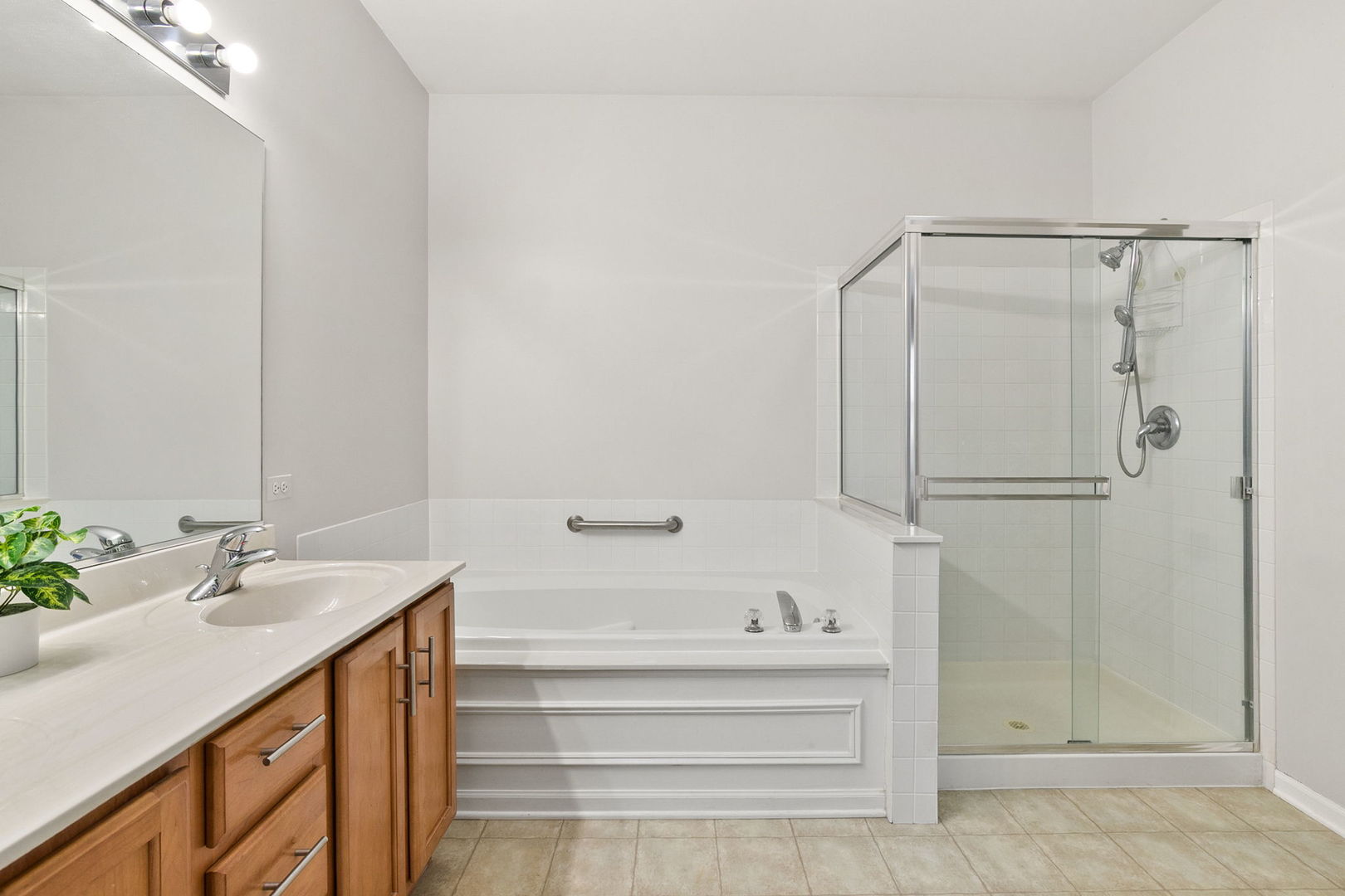 2854 Waterfront Avenue Algonquin, IL 60102 - Photo 14 of 29 a bathroom with a bathtub and a sink