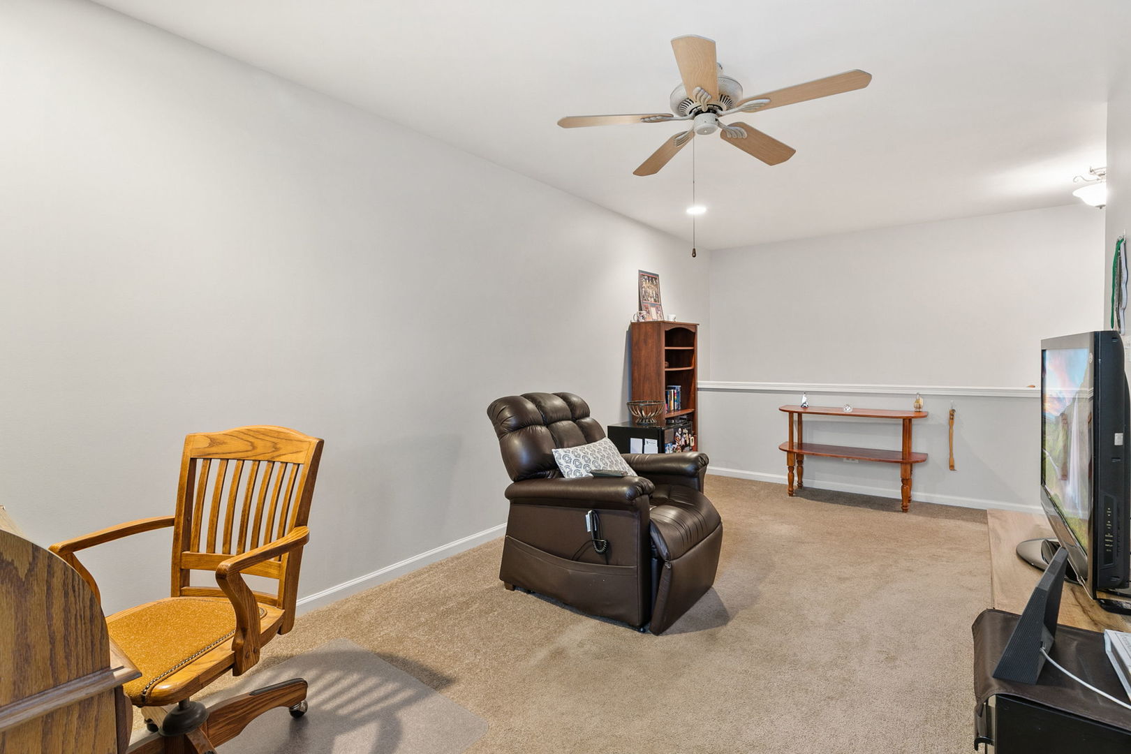 2854 Waterfront Avenue Algonquin, IL 60102 - Photo 20 of 29 a living room with furniture and a flat screen tv