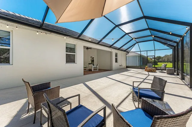 a view of a house with backyard