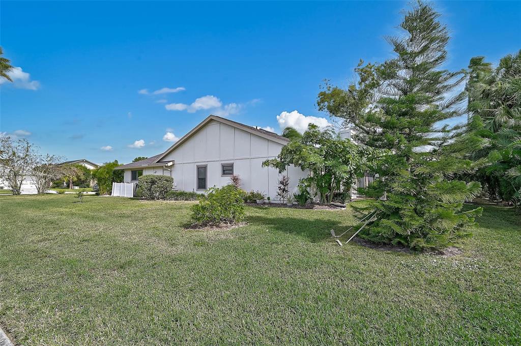 4312 Pro Am Avenue East Bradenton, FL 34203 - Photo 36 of 37 a view of a house with yard and a garden