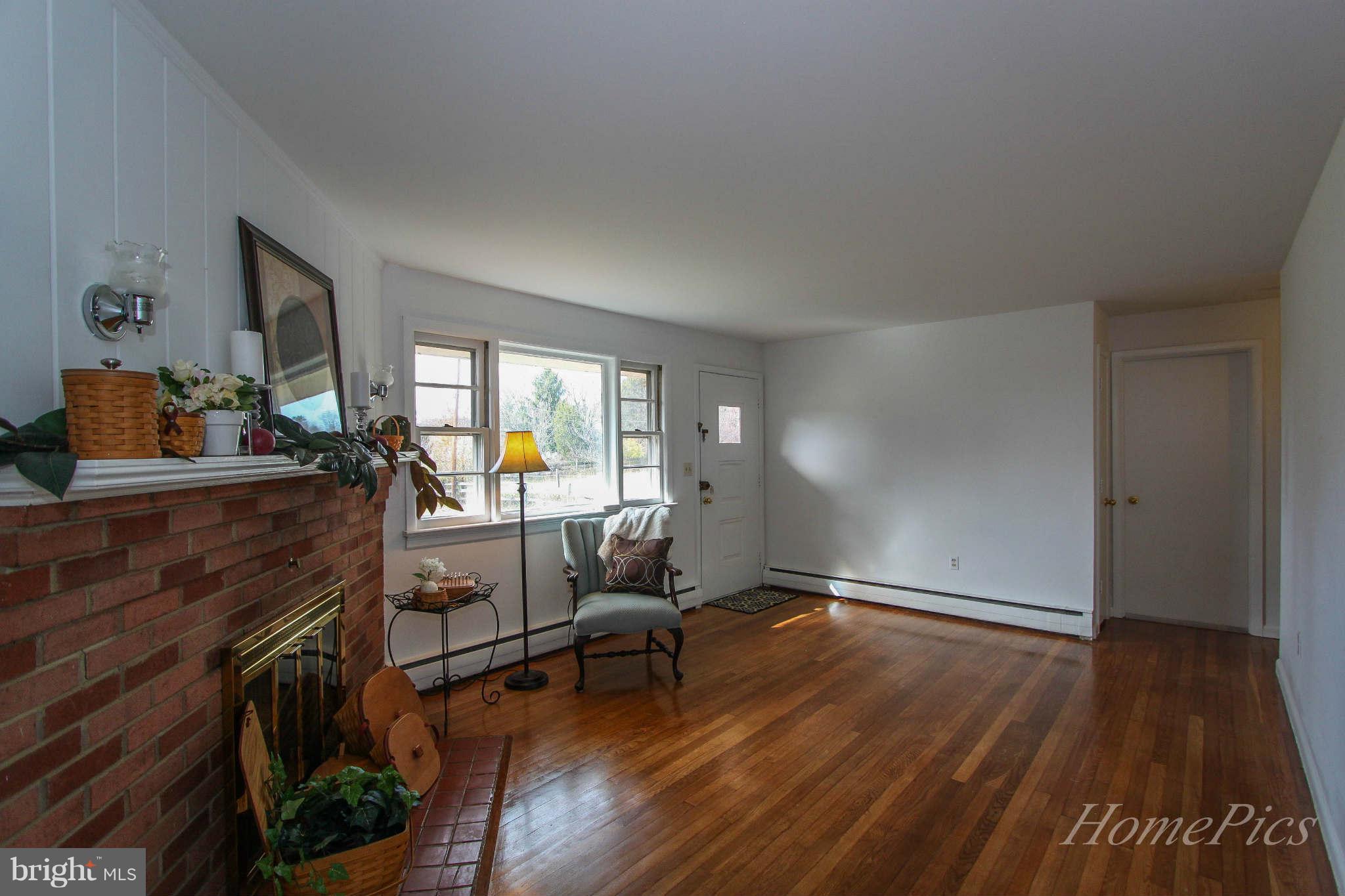 17025 Hughes Road Poolesville, MD 20837 - Photo 4 of 30 Living Room