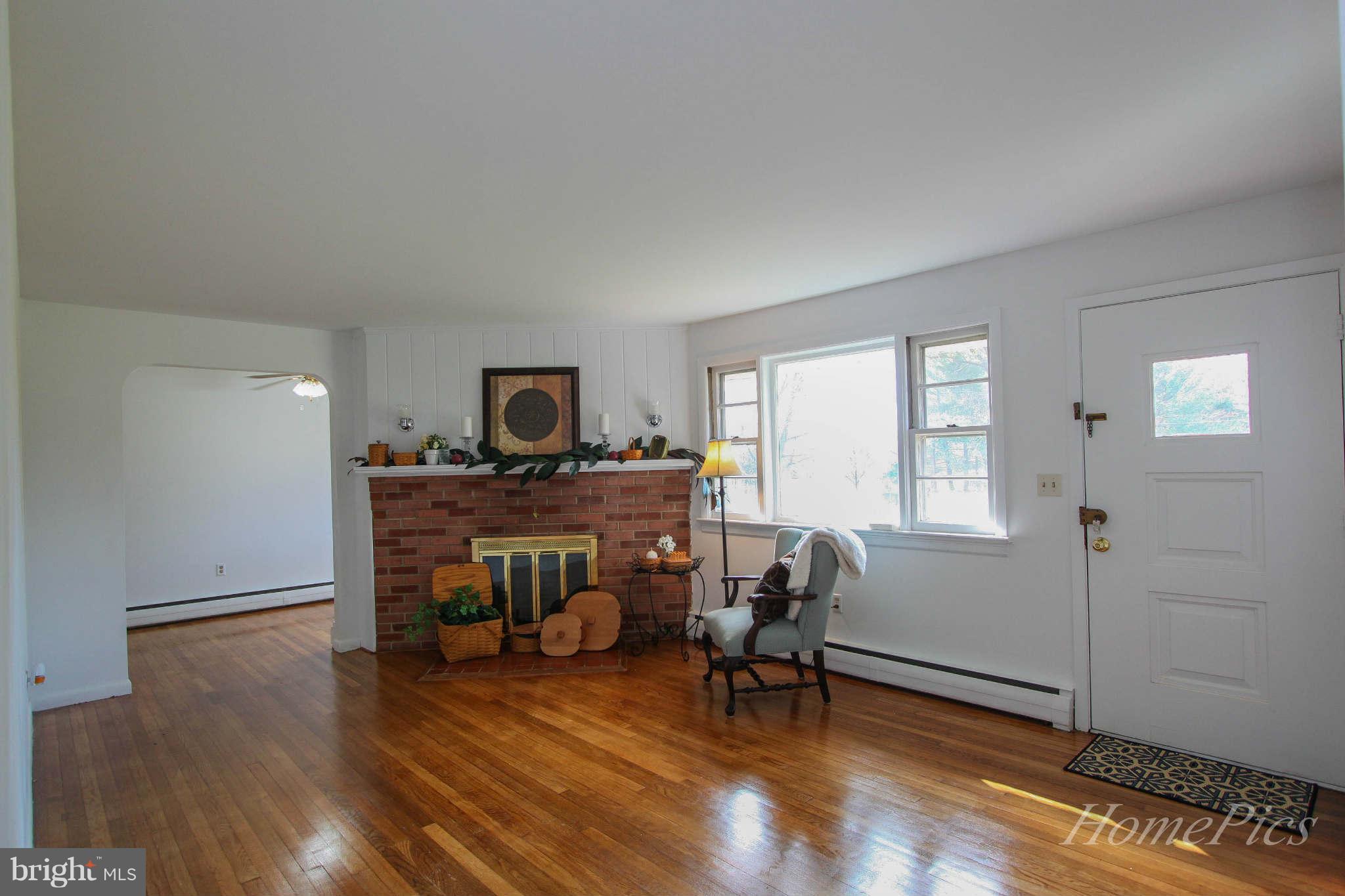 17025 Hughes Road Poolesville, MD 20837 - Photo 5 of 30 Living Room
