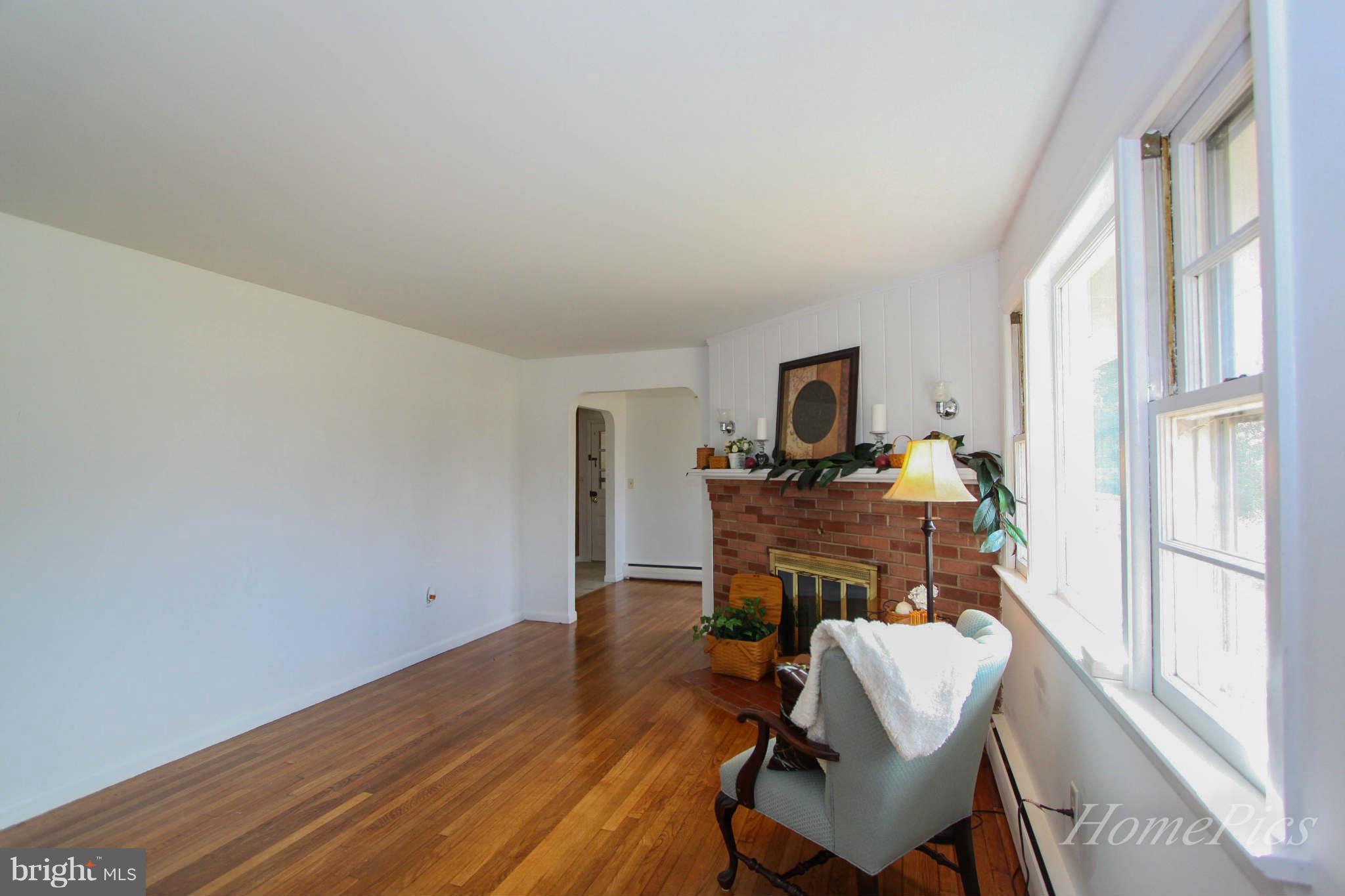 17025 Hughes Road Poolesville, MD 20837 - Photo 6 of 30 Living Room