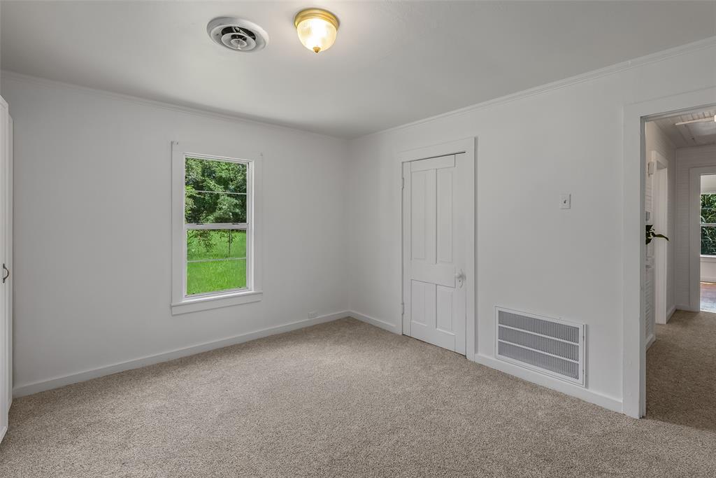 9008 Hosston Vivian Road Vivian, LA 71082 - Photo 12 of 30 an empty room with windows