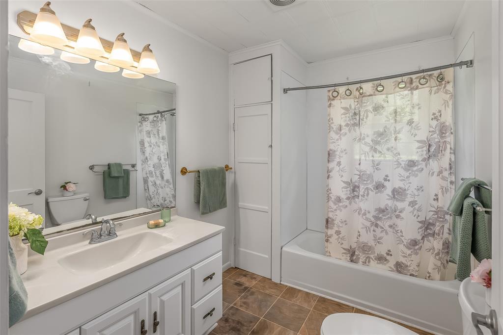 9008 Hosston Vivian Road Vivian, LA 71082 - Photo 15 of 30 a bathroom with a sink double vanity mirror and a bathtub