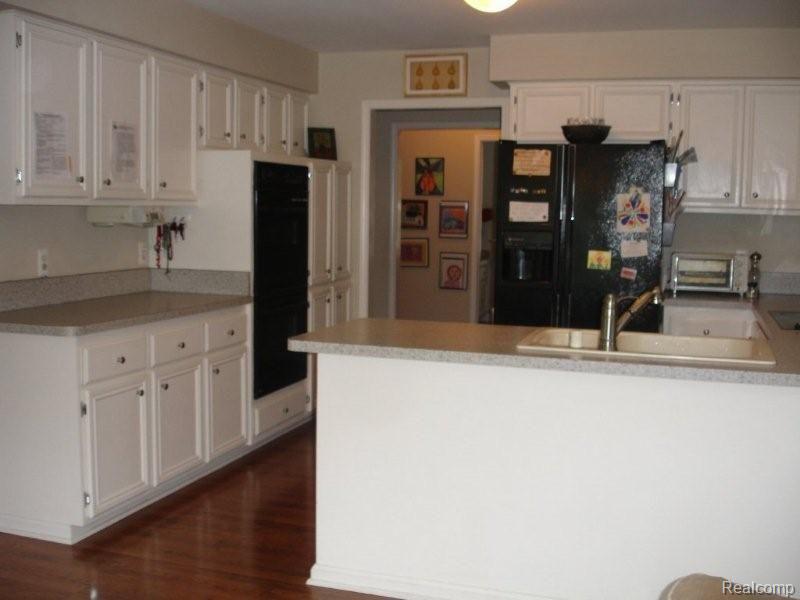 3566 Summit Ridge Drive Rochester, MI 48306 - Photo 10 of 25 Loads of cabinets (2)