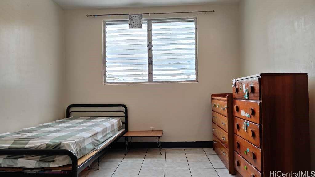 1325 North School Street, Unit C323 Honolulu, HI 96817 - Photo 8 of 11 a bedroom with a bed and a window