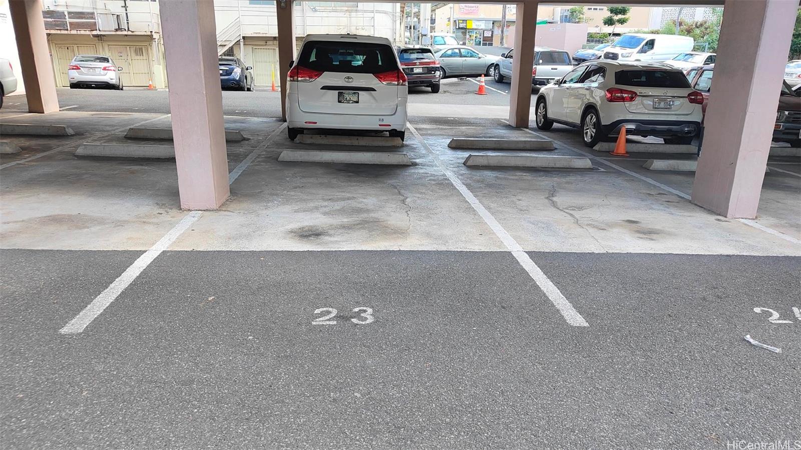 1325 North School Street, Unit C323 Honolulu, HI 96817 - Photo 10 of 11 a view of living room with furniture and a couch