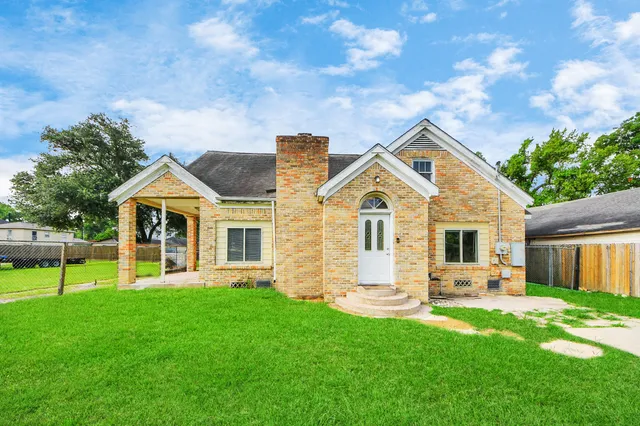 $1,600 | 909 South Victory Drive, Houston, TX 77088