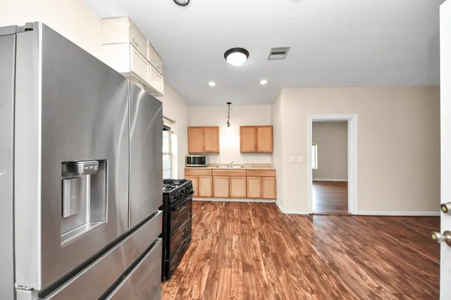 $1,600 | 909 South Victory Drive, Houston, TX 77088