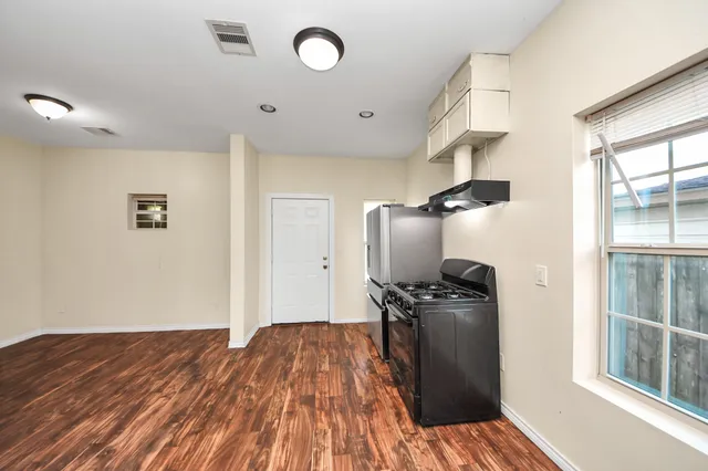 $1,600 | 909 South Victory Drive, Houston, TX 77088