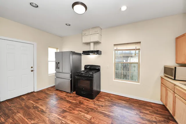 $1,600 | 909 South Victory Drive, Houston, TX 77088