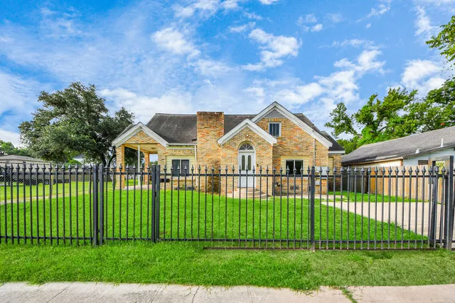 $1,600 | 909 South Victory Drive, Houston, TX 77088