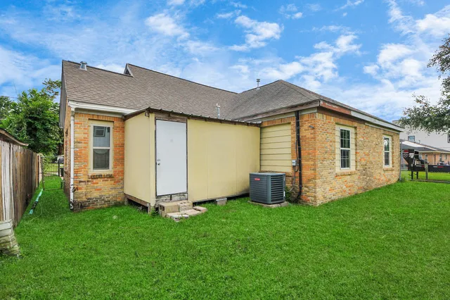 $1,600 | 909 South Victory Drive, Houston, TX 77088