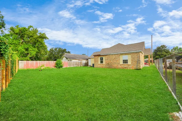 $1,600 | 909 South Victory Drive, Houston, TX 77088