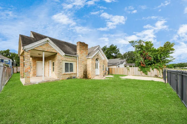 $1,600 | 909 South Victory Drive, Houston, TX 77088