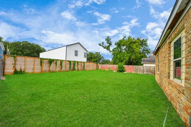 $1,600 | 909 South Victory Drive, Houston, TX 77088