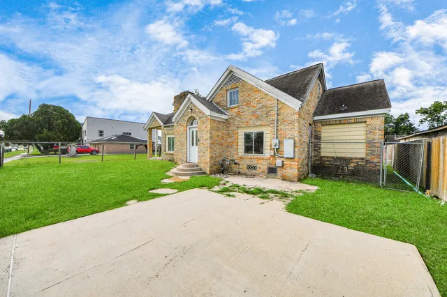 $1,600 | 909 South Victory Drive, Houston, TX 77088