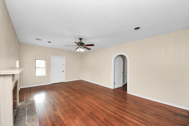 $1,600 | 909 South Victory Drive, Houston, TX 77088