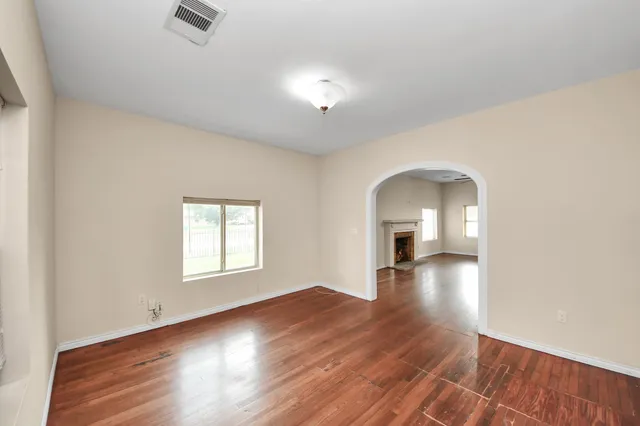 $1,600 | 909 South Victory Drive, Houston, TX 77088