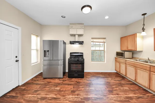 $1,600 | 909 South Victory Drive, Houston, TX 77088