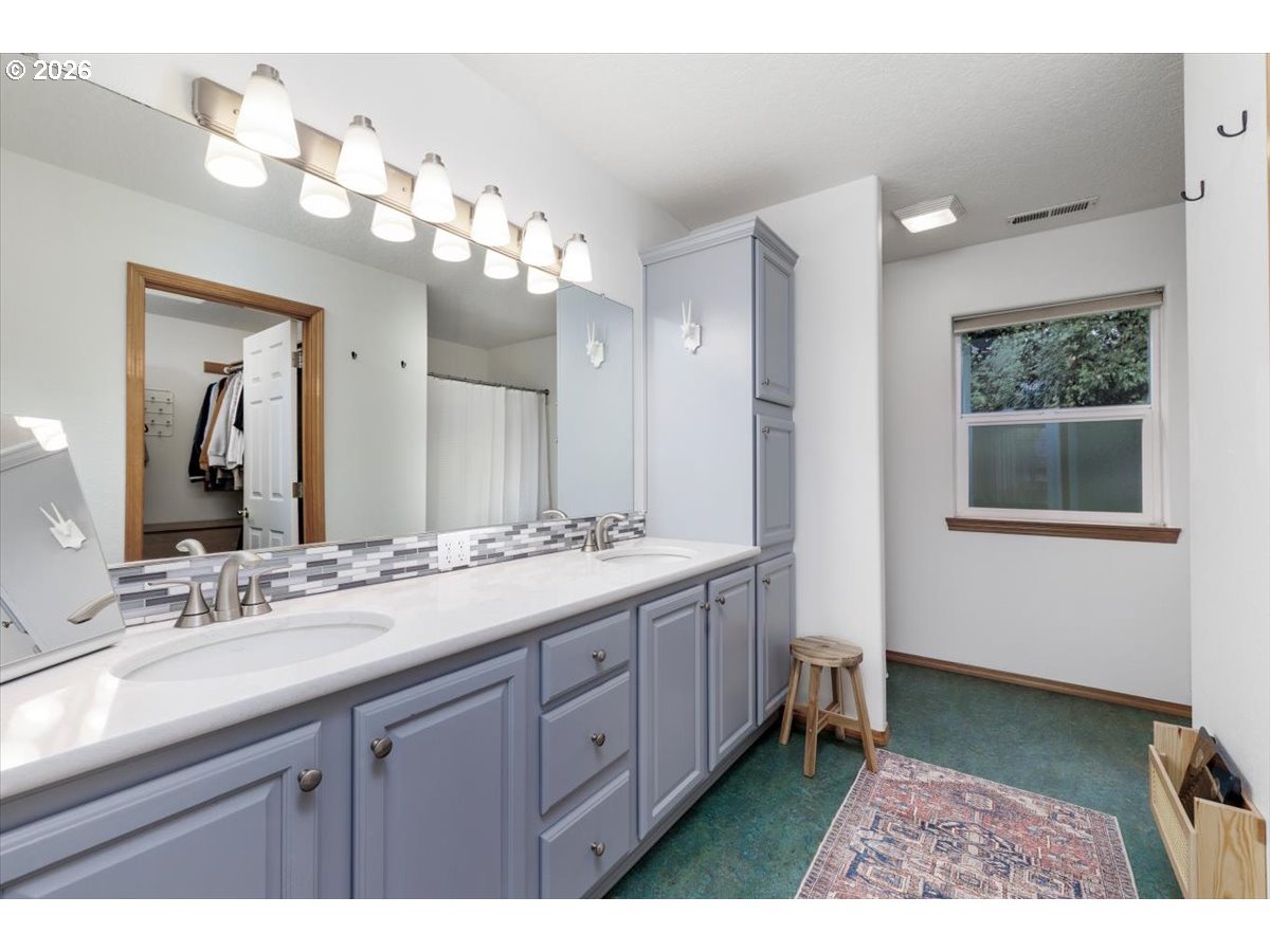 36745 Eldridge Drive Sandy, OR 97055 - Photo 18 of 39 a bathroom with a sink and a mirror