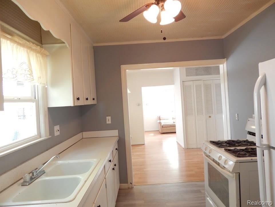 2008 Ridgemont Road Grosse Pointe Woods, MI 48236 - Photo 8 of 28