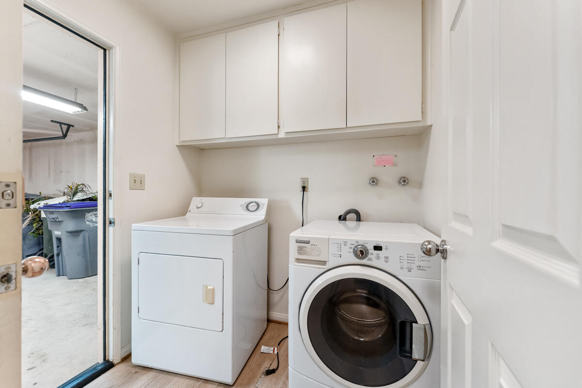 2110 Bermuda Dunes Place Oxnard, CA 93036 - Photo 22 of 43 a utility room with dryer and washer
