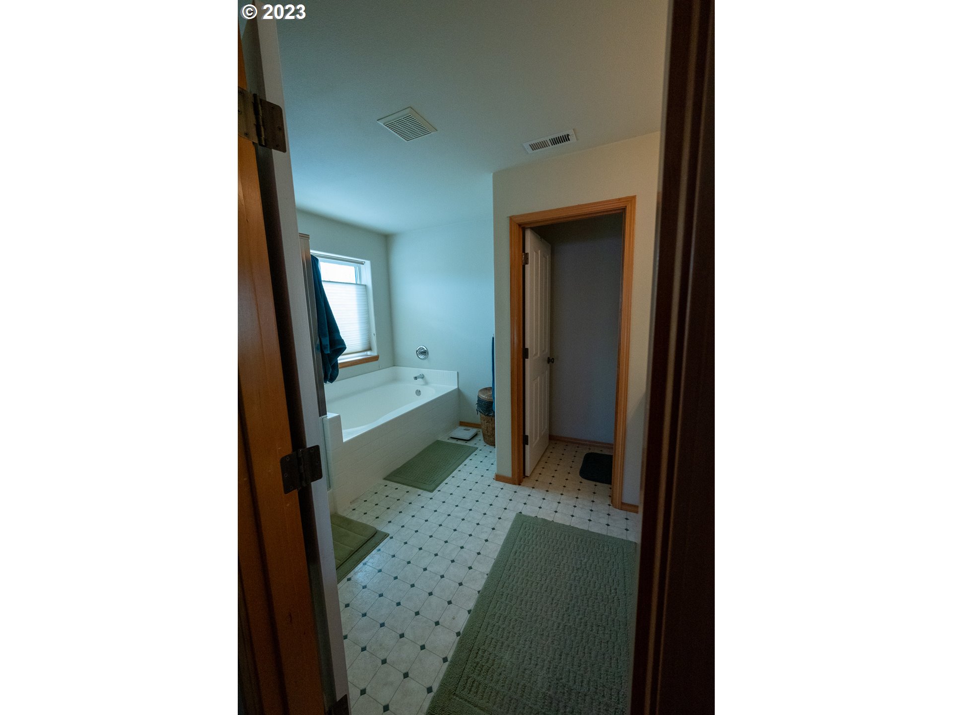 23891 Southwest Middleton Road Sherwood, OR 97140 - Photo 14 of 31 a view of a hallway with a room and mirror