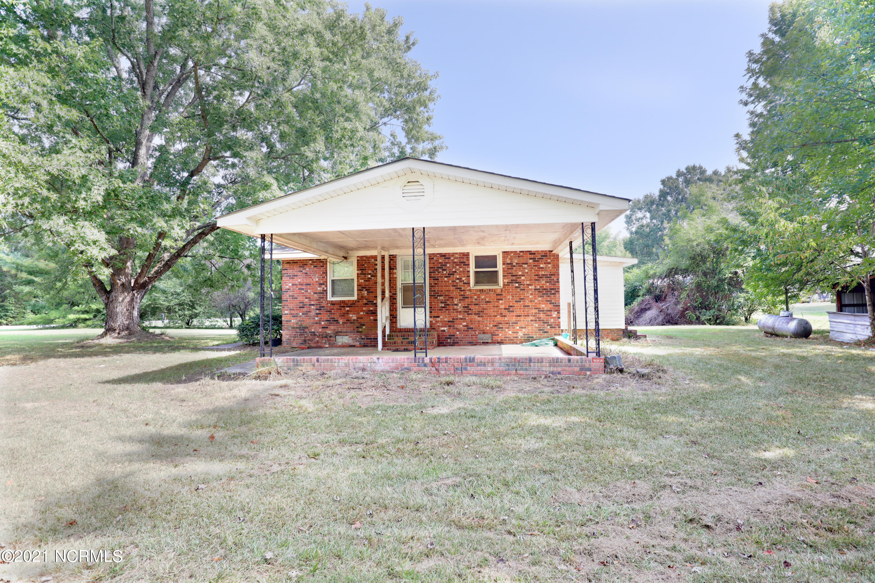 1635 Plank Road Robbins, NC 27325 - Photo 5 of 26 carport