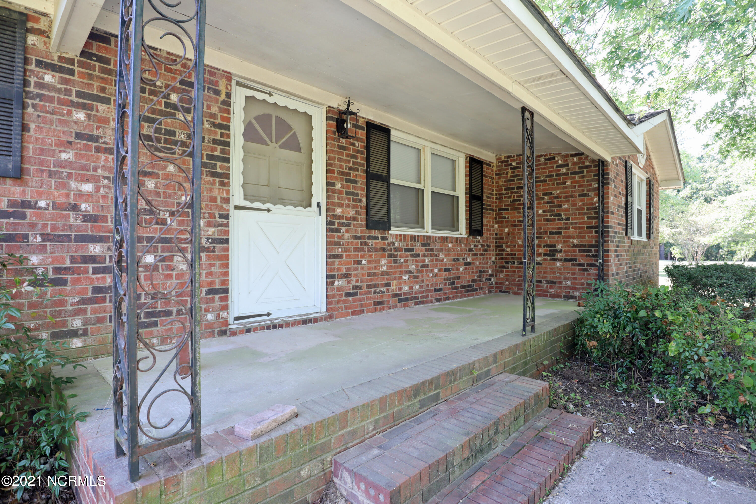 1635 Plank Road Robbins, NC 27325 - Photo 6 of 26 Front porch