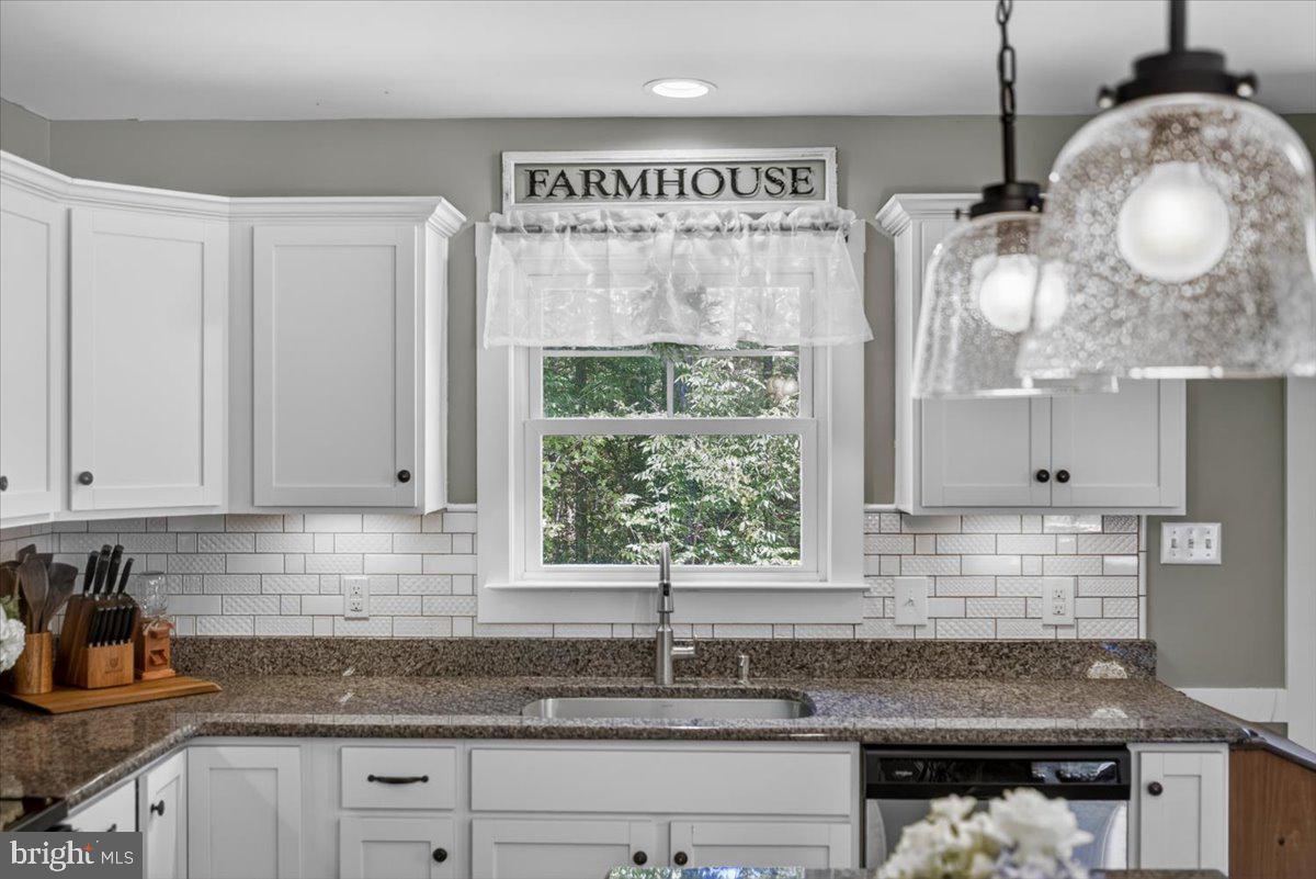 844 Manchester Road Bumpass, VA 23024 - Photo 8 of 65 SS appliances and Granite countertops