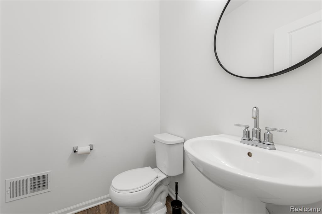 591 Parkside Way, Unit 16 Ferndale, MI 48220 - Photo 18 of 35