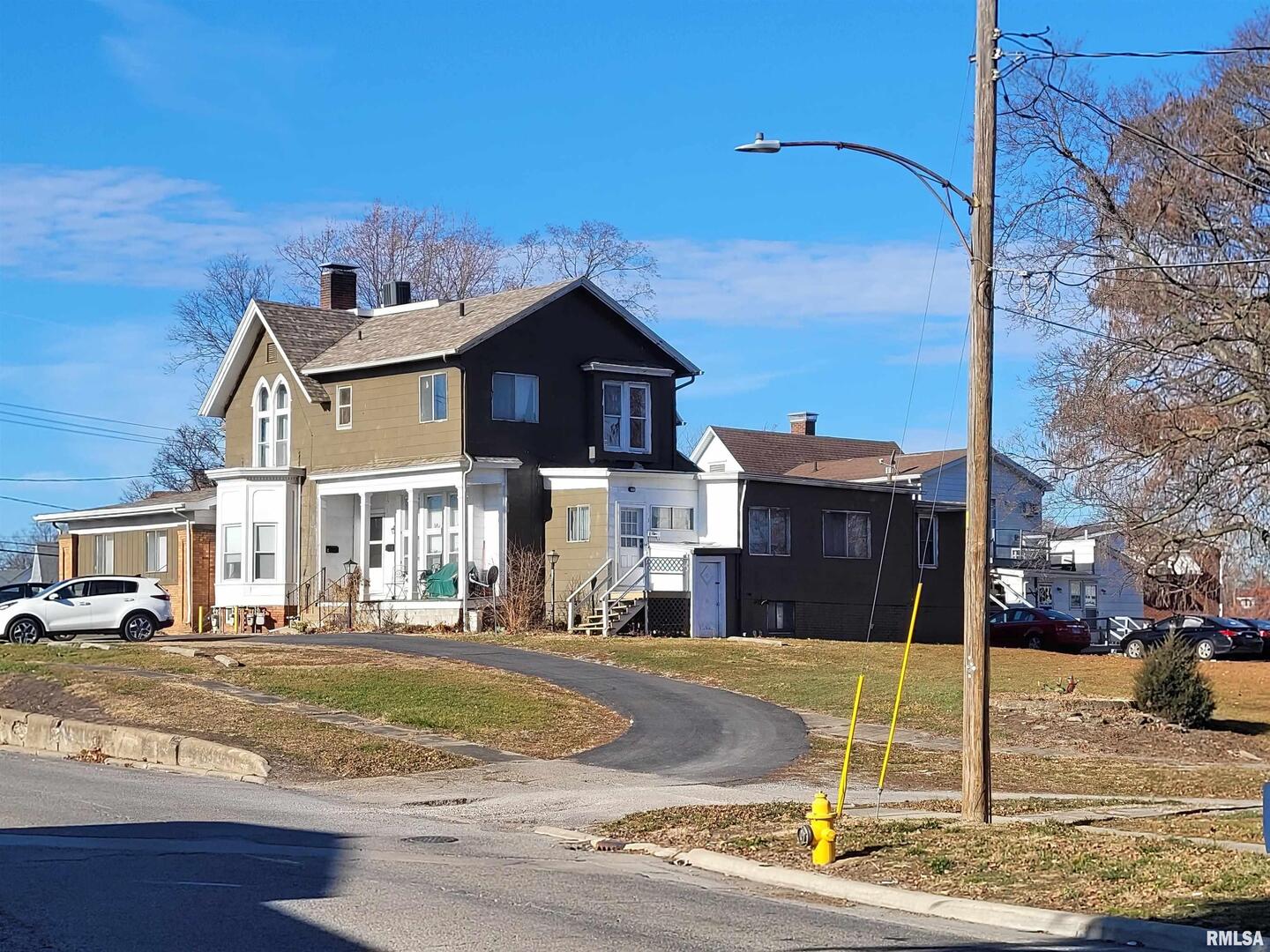 200 North 12th Street, Unit 206N Mount Vernon, IL 62864 - Photo 5 of 8 a view of a town with buildings