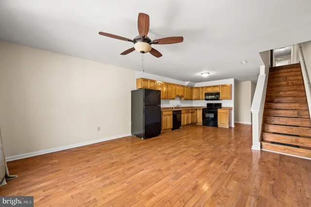 a view of a livingroom with a ceiling fan