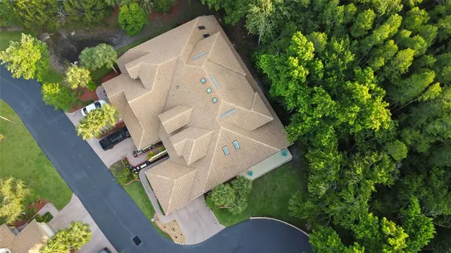 a view of a backyard