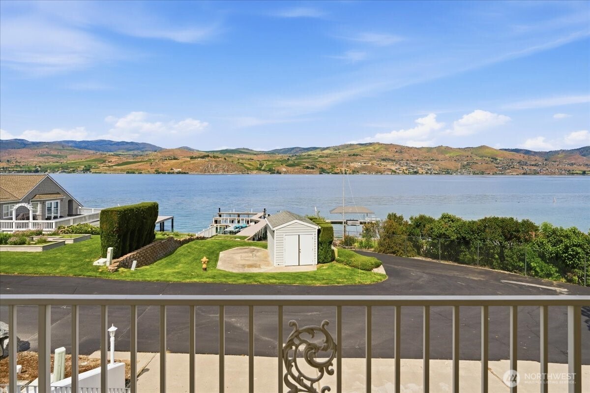 1496 South Lakeshore Road Chelan, WA 98816 - Photo 5 of 40