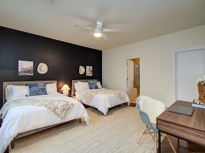 4510 Maxie Street, Unit B Houston, TX 77007 - Photo 11 of 39 a bedroom with two beds and a potted plant