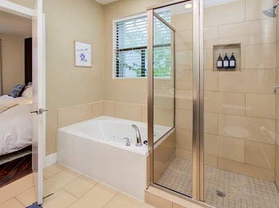 4510 Maxie Street, Unit B Houston, TX 77007 - Photo 18 of 39 a bathroom with a bathtub and a shower