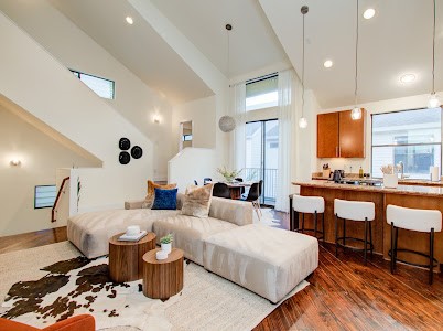 4510 Maxie Street, Unit B Houston, TX 77007 - Photo 20 of 39 a living room with furniture a rug and white walls