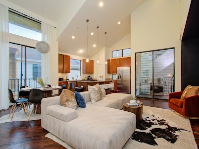 4510 Maxie Street, Unit B Houston, TX 77007 - Photo 21 of 39 a living room with furniture and a large window