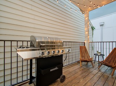 4510 Maxie Street, Unit B Houston, TX 77007 - Photo 29 of 39 a view of a balcony with chairs