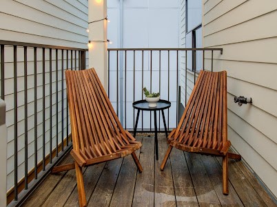 4510 Maxie Street, Unit B Houston, TX 77007 - Photo 30 of 39 a view of balcony with furniture
