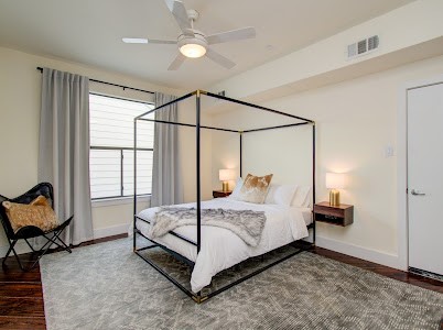 4510 Maxie Street, Unit B Houston, TX 77007 - Photo 3 of 39 a bedroom with a bed and a window
