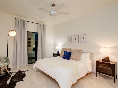 4510 Maxie Street, Unit B Houston, TX 77007 - Photo 31 of 39 a bedroom with a bed and a chandelier