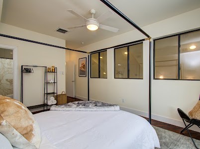 4510 Maxie Street, Unit B Houston, TX 77007 - Photo 4 of 39 a bedroom with a large bed and a chandelier