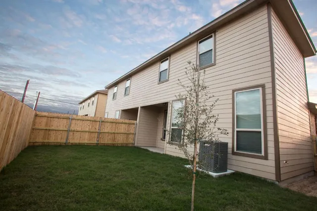 $1,695 | 125 Lakeview Court, Kyle, TX 78640