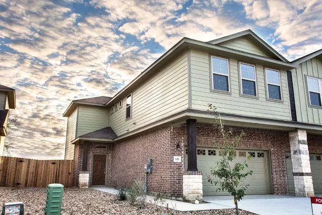 $1,695 | 125 Lakeview Court, Kyle, TX 78640