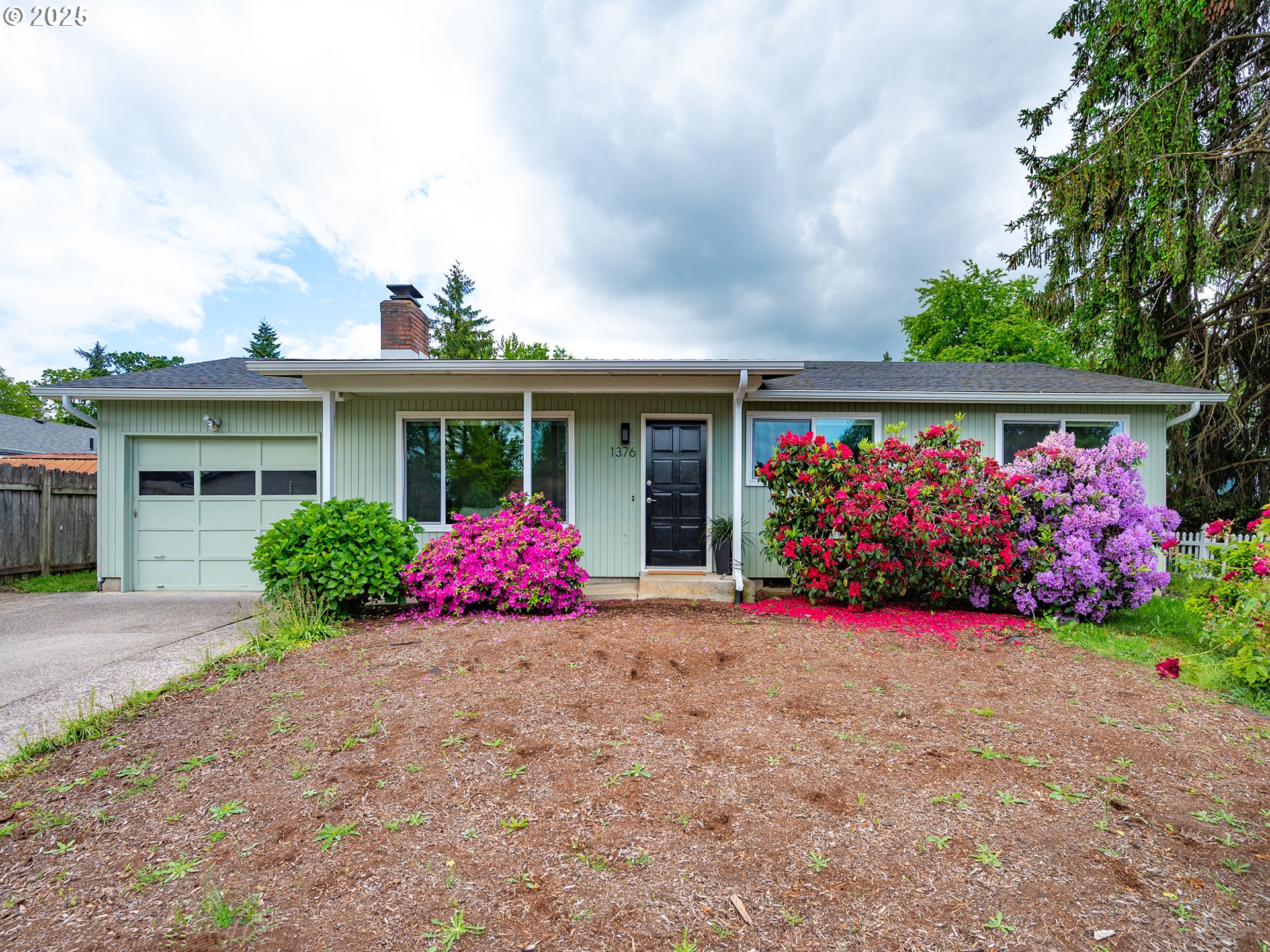 1376 Buck Street Eugene, OR 97402 - Photo 31 of 31 a front view of house with yard