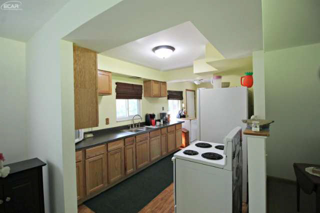 6244 Hartland Road Fenton, MI 48430 - Photo 4 of 23 21207797-3.JPG